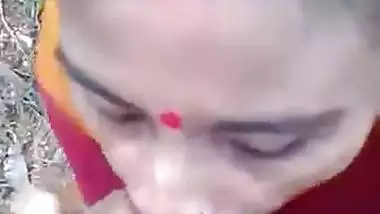 Bindi lady sucking lund – Outdoor blowjob sex