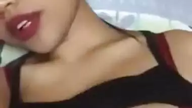 තනියෙම හුත්ත අත ගගා හෙලුවෙන් සැපක් අරන් කොල්ලට...