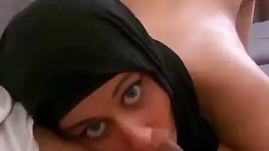 Hijabi Dhaka babe sucks boss’s dick in Bangladeshi sex video