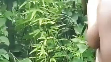Village couple’s outdoor Indian sex video from the forest